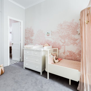 Idées déco pour une chambre d'enfant de 1 à 3 ans contemporaine avec un mur rose, moquette et un sol gris.