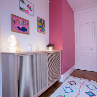 Idee per una piccola cameretta per bambini da 4 a 10 anni minimal con pareti rosa e parquet scuro