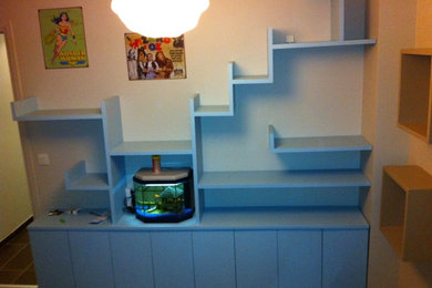 Cette image montre une chambre d'enfant avec un mur bleu.