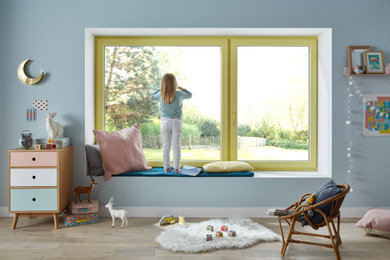 Inspiration pour une grande chambre d'enfant de 4 à 10 ans design avec un mur bleu, parquet clair et un sol beige.