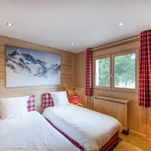 Réalisation d'une chambre d'enfant chalet avec un sol en bois brun.