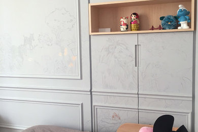 パリにある巨大なおしゃれな子供の寝室 (グレーの壁) の写真