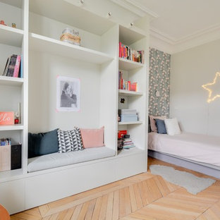 Idées déco pour une chambre d'enfant de 4 à 10 ans classique de taille moyenne avec un mur gris et un sol en bois clair.