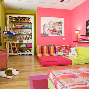 Idées déco pour une grand chambre d'enfant de 4 à 10 ans classique avec un mur multicolore et un sol en bois clair.