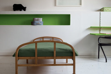 Réalisation d'une chambre d'enfant minimaliste de taille moyenne avec un mur vert et parquet clair.