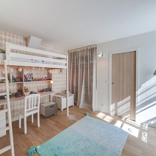 Exemple d'une chambre d'enfant de 4 à 10 ans tendance de taille moyenne avec un sol en bois clair, un mur rose et un sol beige.