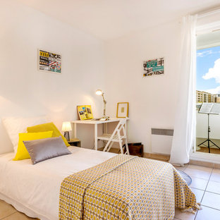 Inspiration pour une chambre d'enfant design de taille moyenne avec un mur blanc et un sol en carrelage de céramique.