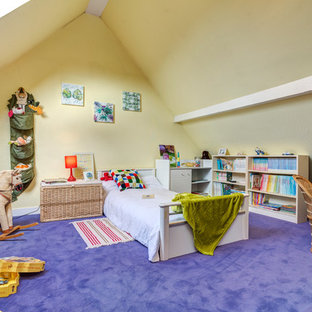 Inspiration pour une chambre d'enfant de 4 à 10 ans bohème avec un mur jaune, moquette et un sol violet.