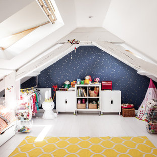 Exemple d'une chambre d'enfant de 4 à 10 ans scandinave de taille moyenne avec un mur blanc et un sol en bois peint.