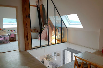 Ejemplo de dormitorio infantil de 4 a 10 años y blanco minimalista de tamaño medio con paredes blancas, suelo de madera clara y vigas vistas