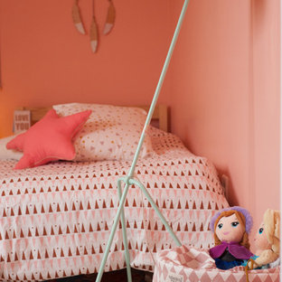 Immagine di una piccola cameretta per bambini da 4 a 10 anni scandinava con parquet chiaro e pavimento bianco