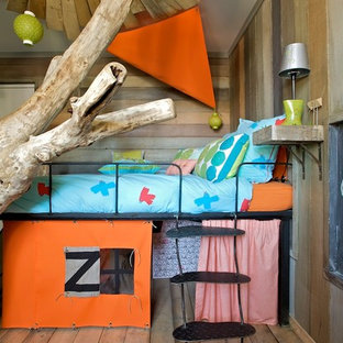 Aménagement d'une chambre d'enfant de 4 à 10 ans montagne de taille moyenne avec un sol en bois brun.
