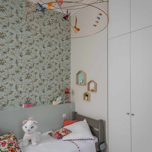 Cette image montre une chambre d'enfant traditionnelle avec un mur bleu, un sol en bois clair et un sol marron.