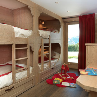 Idées déco pour une chambre neutre de 4 à 10 ans montagne de taille moyenne avec un mur beige et un sol en bois brun.