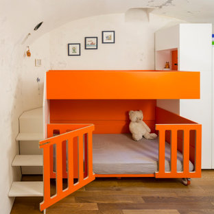 Idées déco pour une chambre d'enfant de 1 à 3 ans contemporaine avec un mur beige et un sol en bois brun.