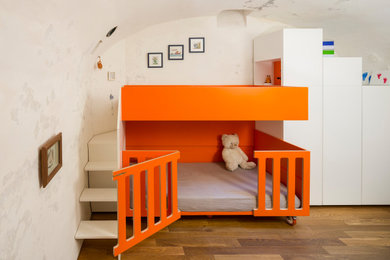 Idées déco pour une chambre d'enfant de 1 à 3 ans contemporaine avec un mur beige et un sol en bois brun.