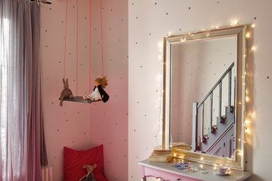Exempel på ett stort modernt flickrum kombinerat med lekrum och för 4-10-åringar, med mellanmörkt trägolv och beige väggar