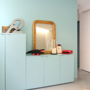 Aménagement d'une chambre neutre de 4 à 10 ans contemporaine de taille moyenne avec un mur bleu et béton au sol.