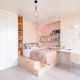 Exempel på ett modernt flickrum kombinerat med sovrum, med beige väggar, laminatgolv och beiget golv