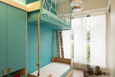 Exemple d'une chambre d'enfant tendance de taille moyenne avec un mur bleu et parquet clair.