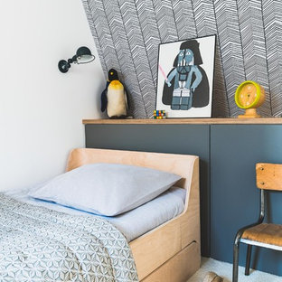 Aménagement d'une chambre d'enfant contemporaine avec un mur blanc, moquette et un sol blanc.