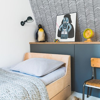 Kids' bedroom - contemporary gender-neutral carpeted and white floor kids' bedroom idea in Paris with white walls