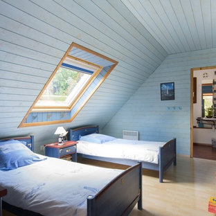 Idées déco pour une grand chambre d'enfant de 4 à 10 ans bord de mer avec un mur bleu et un sol en bois clair.