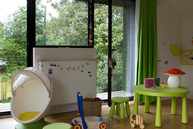 Foto de dormitorio infantil de 1 a 3 años contemporáneo de tamaño medio con suelo de madera en tonos medios