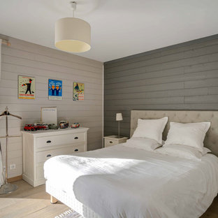 Cette image montre une chambre d'enfant marine avec un mur beige, un sol en bois clair et un sol beige.