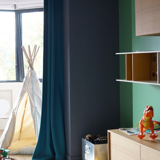 Réalisation d'une chambre d'enfant de 4 à 10 ans design de taille moyenne avec un mur multicolore et un sol en bois clair.