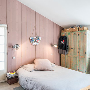 Idées déco pour une chambre d'enfant campagne de taille moyenne avec un mur rose et un sol en bois clair.