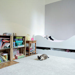 Réalisation d'une chambre d'enfant de 1 à 3 ans design de taille moyenne avec un mur gris et moquette.