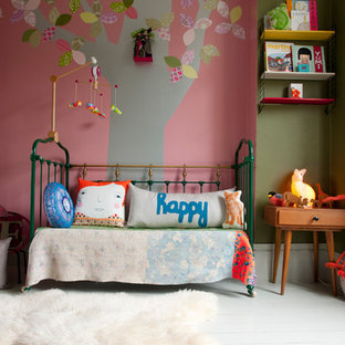 Cette photo montre une chambre d'enfant tendance de taille moyenne avec un mur multicolore, un sol en bois peint et un sol blanc.