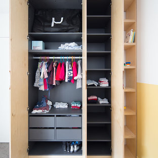Cette image montre une chambre d'enfant de 4 à 10 ans design avec un mur jaune et moquette.