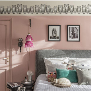 Idee per una cameretta per bambini mediterranea di medie dimensioni con pareti rosa, parquet scuro e pavimento marrone