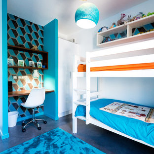 Réalisation d'une chambre d'enfant de 4 à 10 ans design de taille moyenne avec un mur bleu, béton au sol et un sol gris.