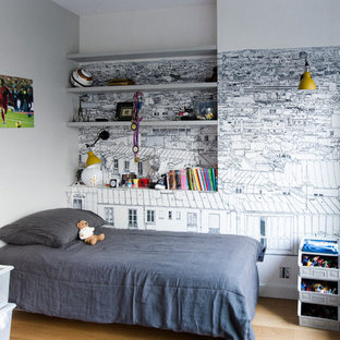 Cette photo montre une chambre d'enfant de 4 à 10 ans tendance de taille moyenne avec un mur multicolore et un sol en bois clair.