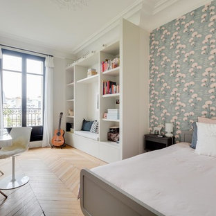 Inspiration pour une chambre d'enfant traditionnelle de taille moyenne avec un mur multicolore, un sol en bois clair et un bureau.