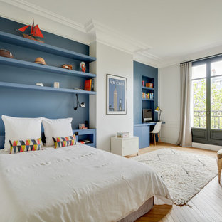 Cette image montre une chambre d'enfant design avec un mur bleu et un sol en bois brun.