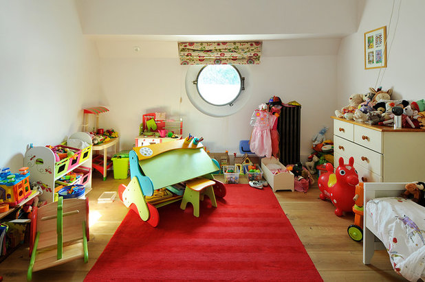Minimalistisch Kinderzimmer by Yann Coulouarn Architecte