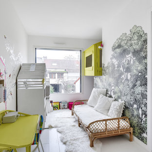 Exemple d'une chambre d'enfant de 1 à 3 ans tendance avec un mur multicolore, un sol en bois clair et un sol blanc.