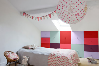 Cette photo montre une chambre d'enfant de 4 à 10 ans tendance de taille moyenne avec un mur blanc et parquet clair.