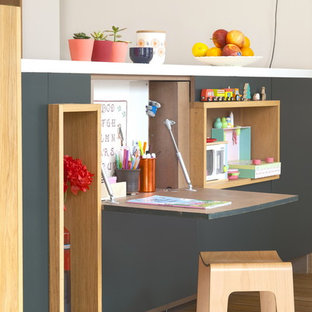 Exemple d'une chambre d'enfant scandinave avec un mur gris et un sol en bois brun.
