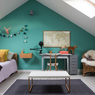 Réalisation d'une chambre d'enfant de 1 à 3 ans design de taille moyenne avec un mur vert et un sol gris.