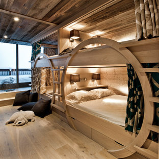 Réalisation d'une chambre d'enfant design avec un mur marron, un sol en bois clair et un sol beige.