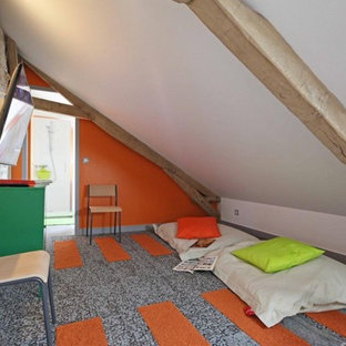 Foto di un'ampia cameretta per bambini con pareti arancioni, moquette e pavimento grigio
