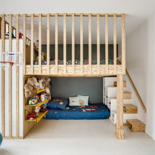 Exemple d'une chambre d'enfant de 4 à 10 ans tendance avec un mur blanc et un sol blanc.