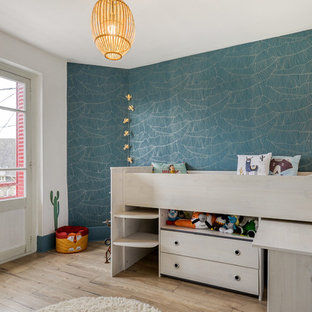 Exemple d'une chambre d'enfant de 4 à 10 ans scandinave de taille moyenne avec un mur vert, un sol en bois clair et un sol beige.