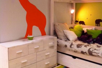 Inspiration for a medium sized contemporary children’s room for boys in Montpellier with grey walls and light hardwood flooring.