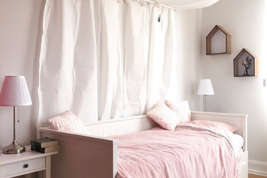Idées déco pour une chambre d'enfant de 4 à 10 ans romantique de taille moyenne avec un mur beige, parquet clair et un sol beige.